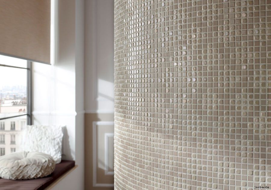 Ein Raum mit einer gefliesten Wand und einem Fenster