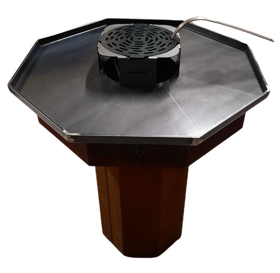 Eine achteckige Feuerstelle für den Außenbereich mit einem Holzkohlegrill in der Mitte. Dunkles Metall mit kupferfarbenem Sockel.