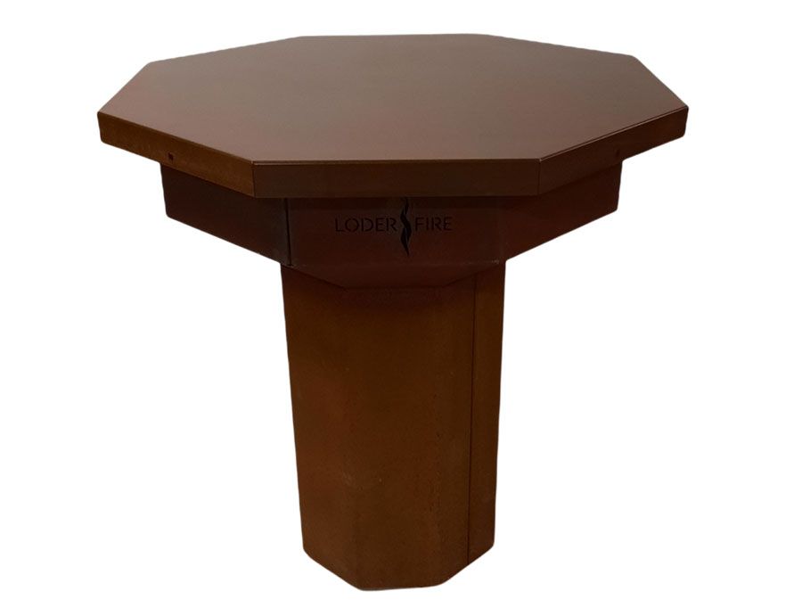 Brauner, achteckiger Säulentisch mit rissigem Holzsockel.