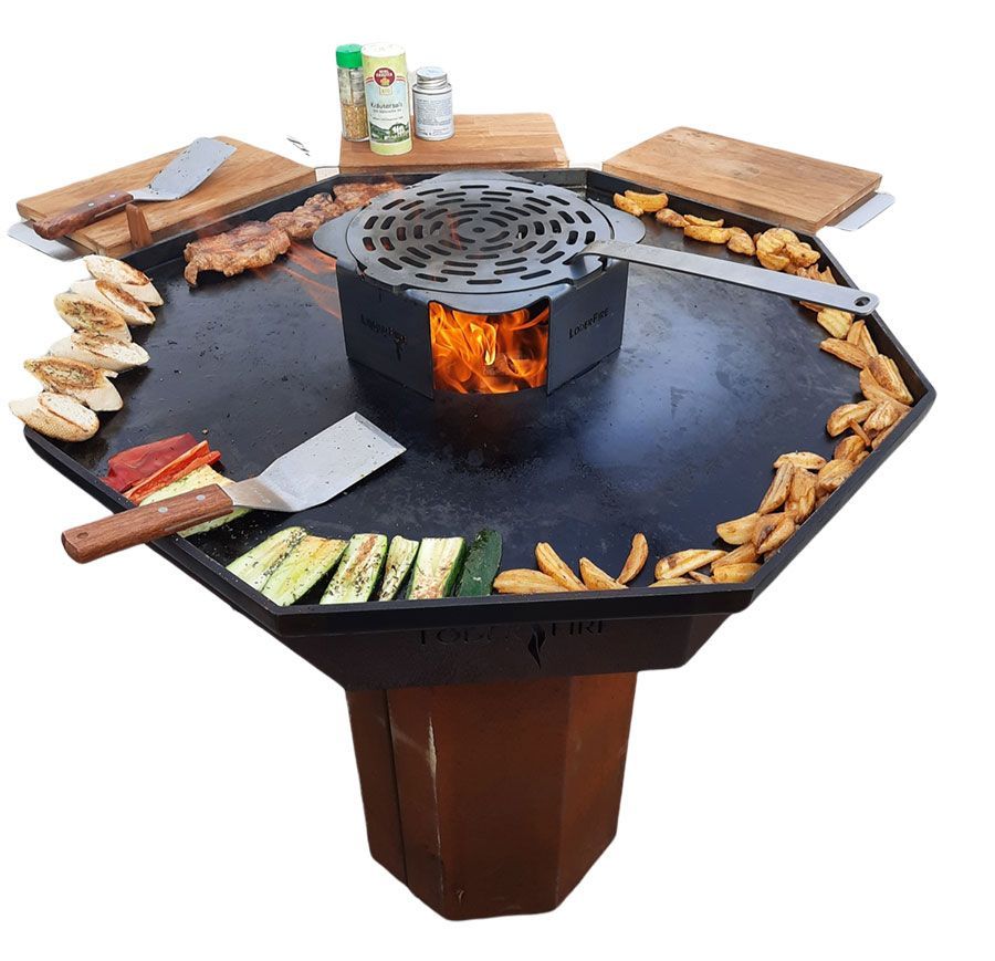 Außengrill mit zentraler Feuerstelle und Speisenzubereitung auf der umgebenden Fläche.