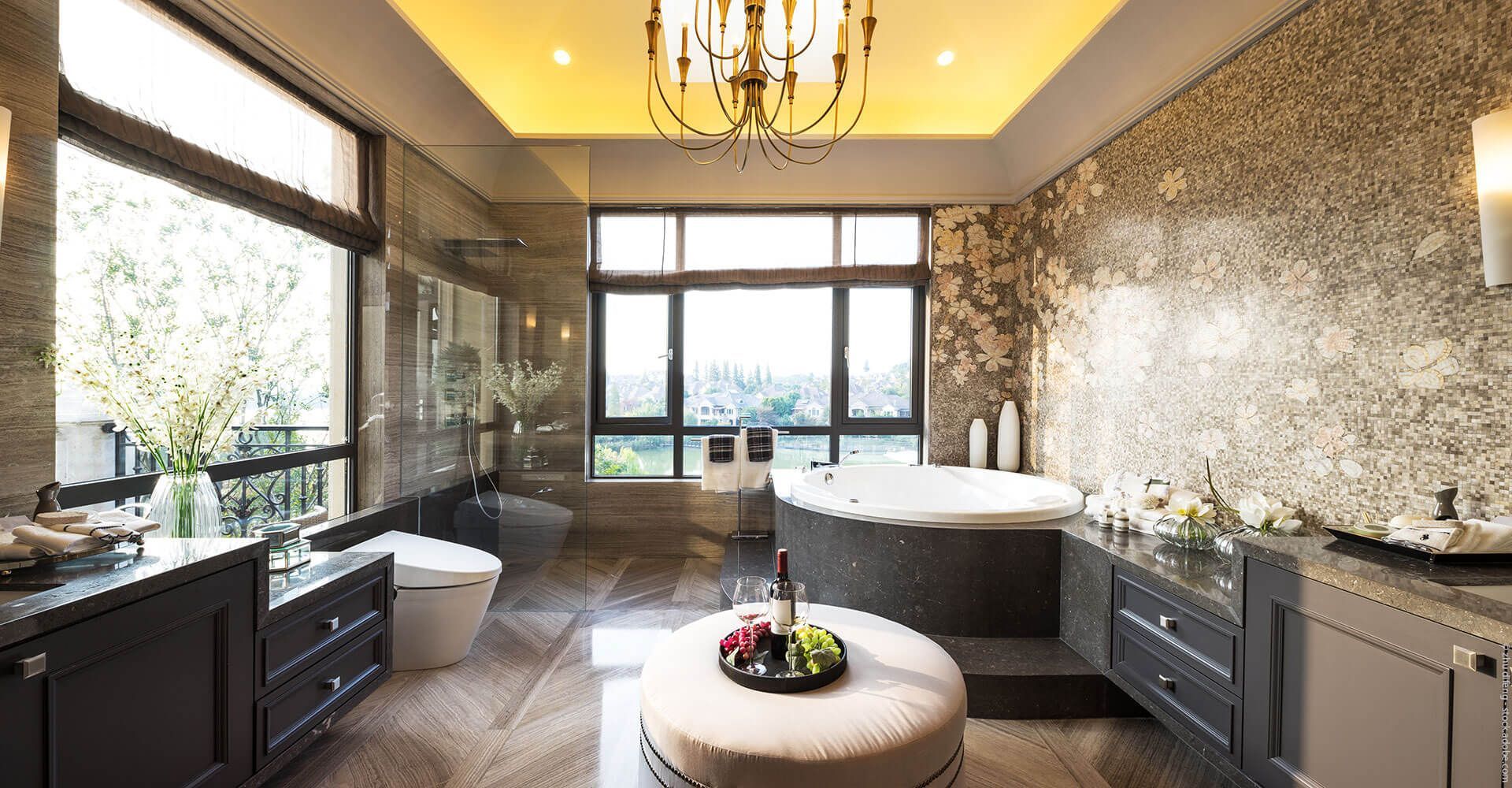 Ein Badezimmer mit großer Badewanne, Toilette, Waschbecken und Fenster.