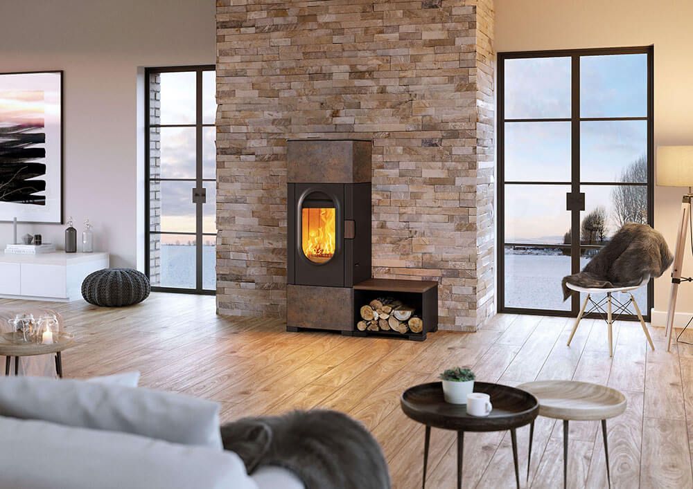 Ein Wohnzimmer mit Sofa, Stühlen, Tischen und Kamin.