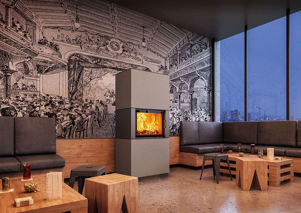 In der Mitte des Raumes befindet sich ein Kamin.