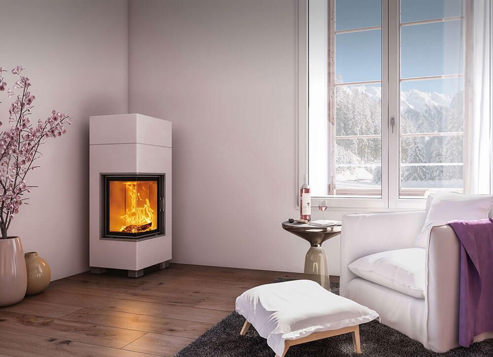 In der Ecke des Wohnzimmers steht ein Kamin.