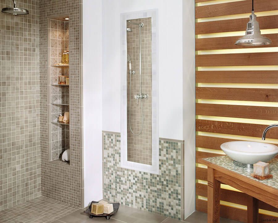 Ein Badezimmer mit ebenerdiger Dusche und Waschbecken