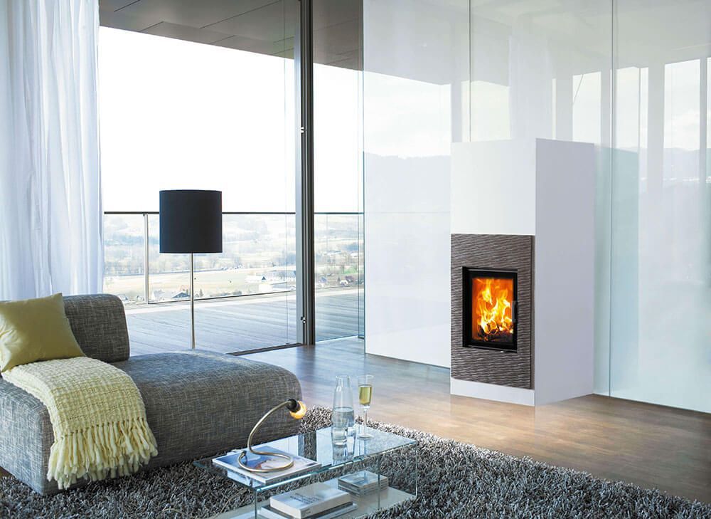 Ein Wohnzimmer mit Kamin und Couch.