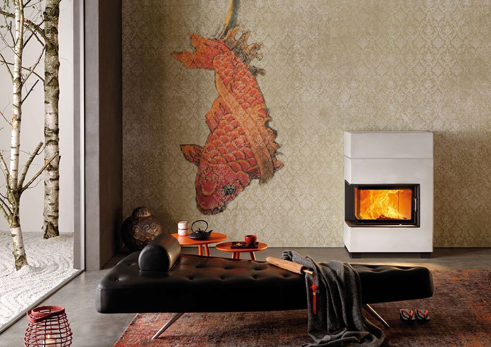 Ein Wohnzimmer mit Kamin und einem Fischgemälde an der Wand.