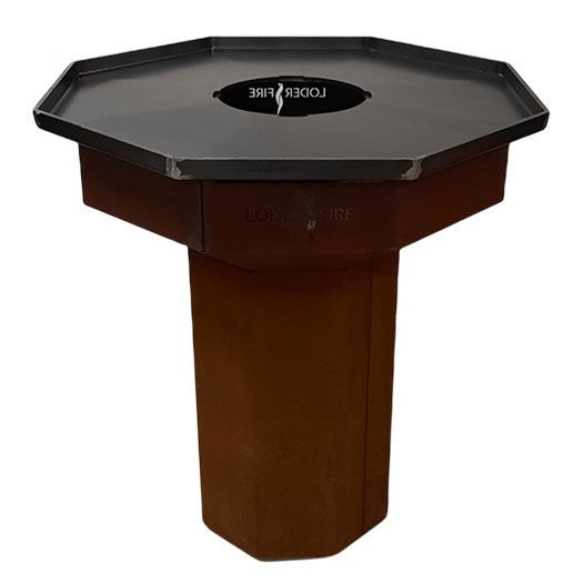 Sechseckiger Feuertisch aus dunklem Metall mit einer dunklen Metallplatte, einem zentralen Ausschnitt und einem sechseckigen Sockel.