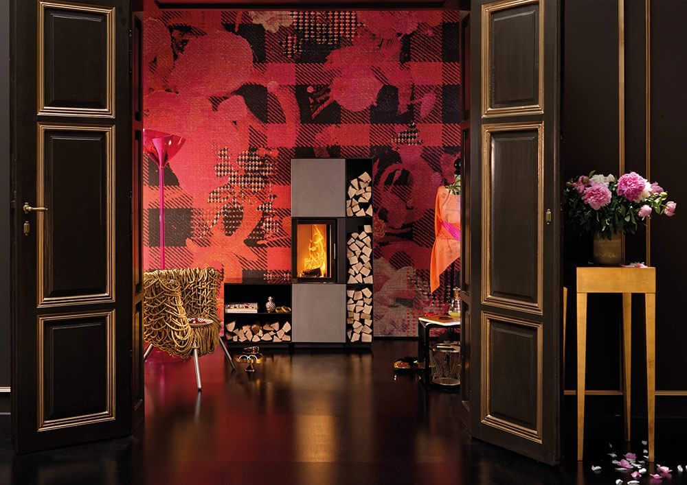 Ein Wohnzimmer mit einem Sessel im Leopardenmuster und einem Kamin