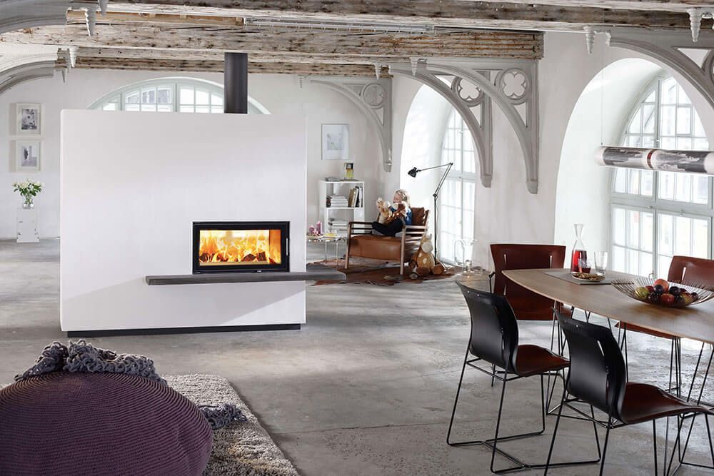 Ein Wohnzimmer mit Kamin und Esstisch