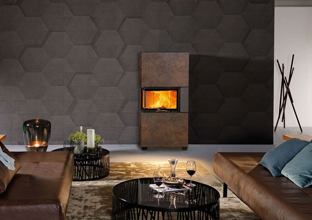 Ein Wohnzimmer mit Sofa, Couchtisch und Kamin.