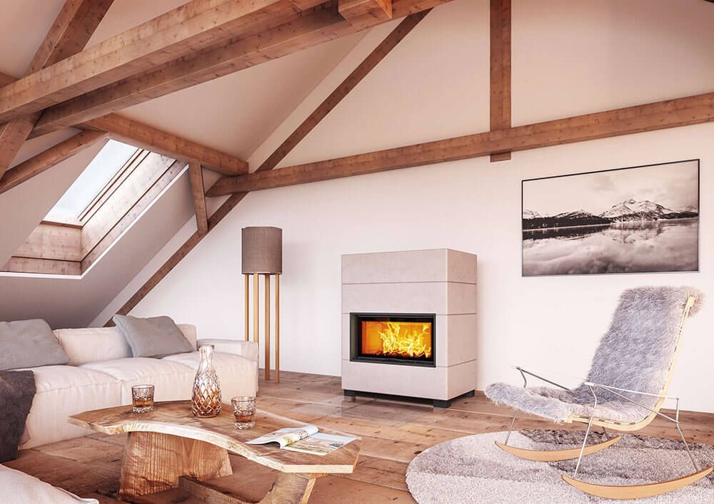 Ein Wohnzimmer mit Sofa, Sessel, Couchtisch und Kamin.