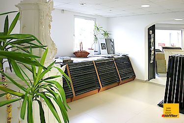 In der Mitte des Raumes steht eine Pflanze.