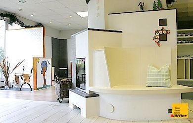 Ein Wohnzimmer mit Kamin und Bank.