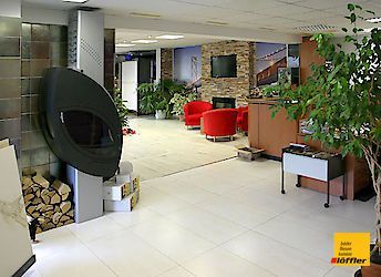 In der Mitte des Raumes befindet sich ein Kamin.