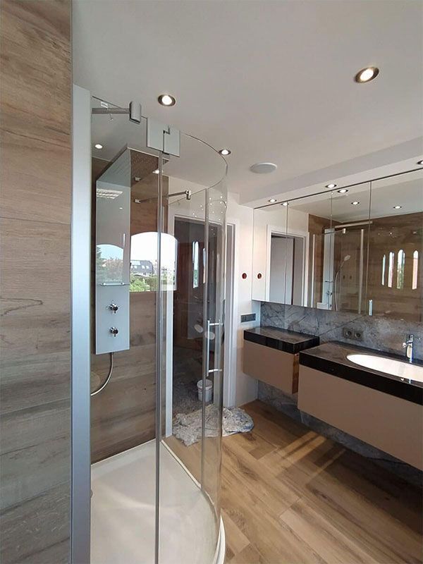 Ein Badezimmer mit ebenerdiger Dusche und Waschbecken