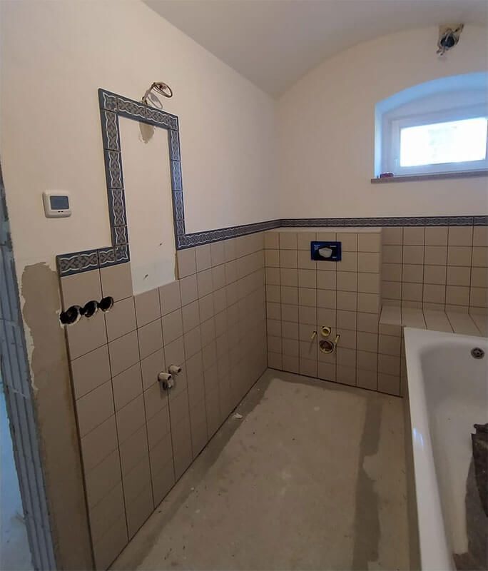 Ein Badezimmer mit Badewanne und Fenster