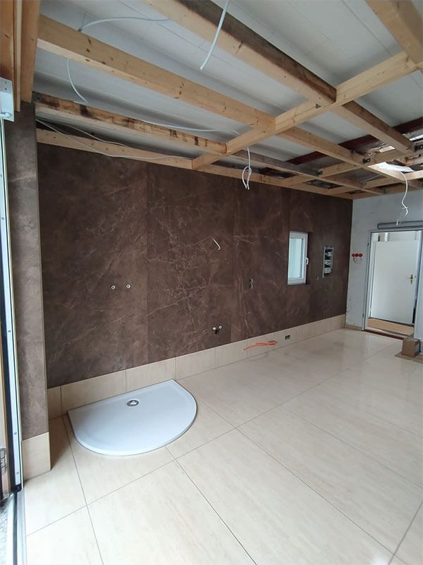 In der Mitte des Zimmers befindet sich eine Duschkabine.