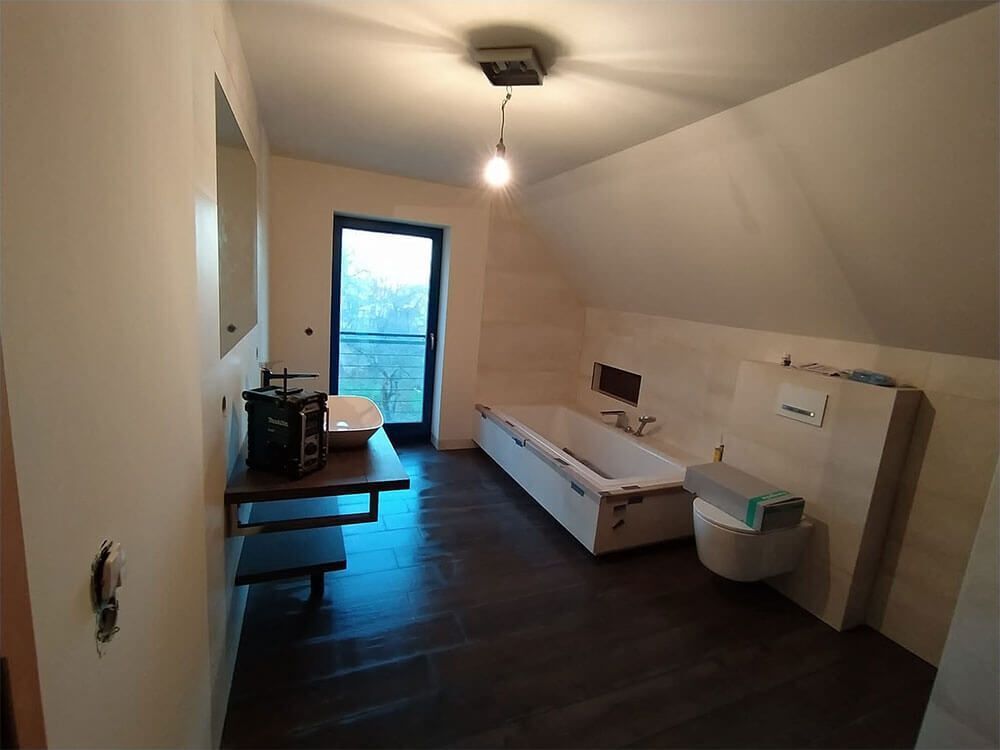 Ein Badezimmer mit Badewanne, Waschbecken und Toilette