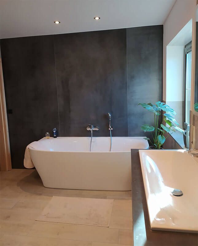 Ein Badezimmer mit Badewanne und Waschbecken.