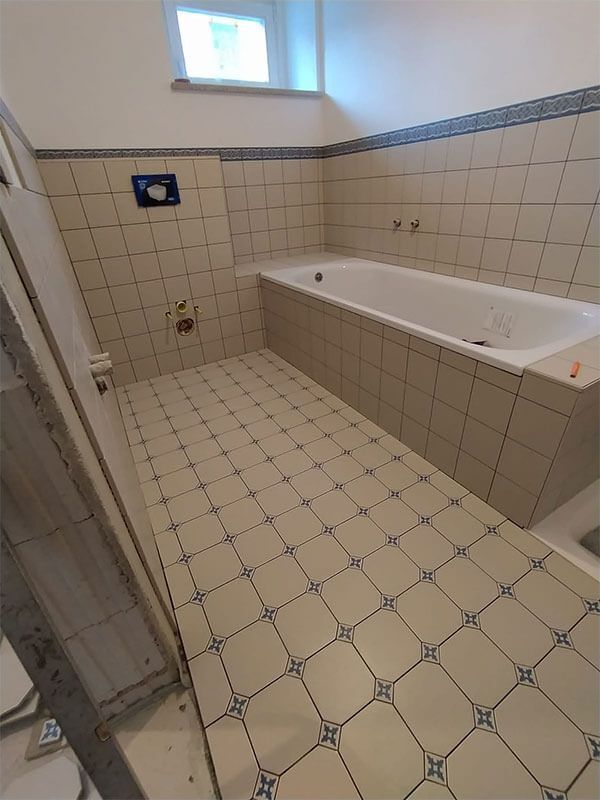 Ein Badezimmer mit Badewanne und Toilette.