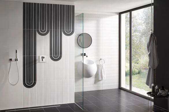 Ein Badezimmer mit Waschbecken und ebenerdiger Dusche.