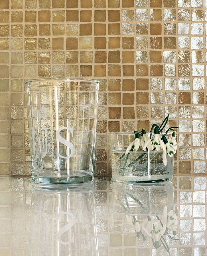 Zwei Gläser mit dem Buchstaben S darauf stehen auf einer Theke