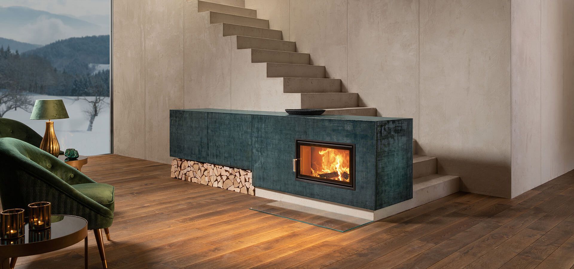 Ein Wohnzimmer mit Kamin und einer Treppe, die dorthin führt.