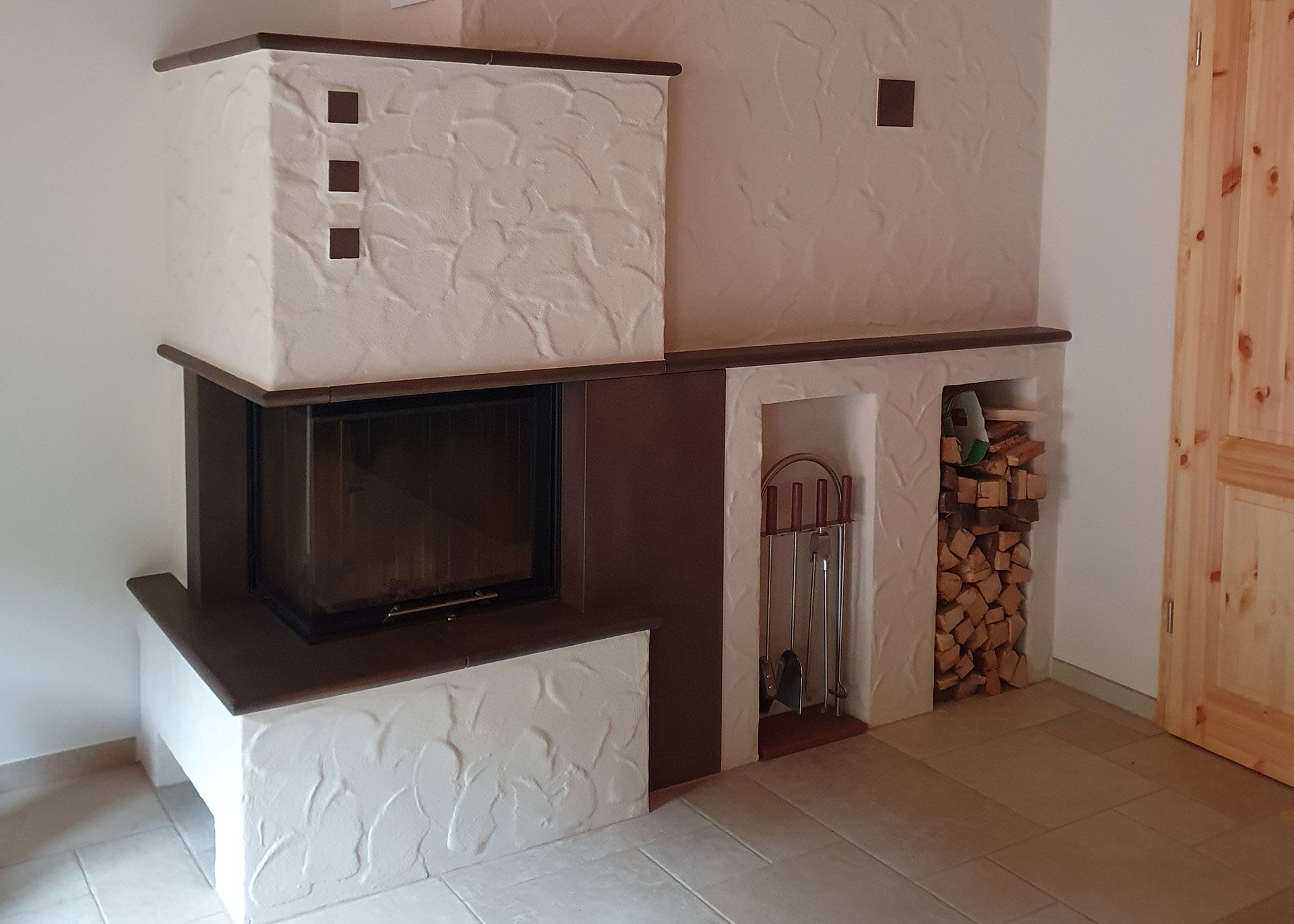 Ein Wohnzimmer mit Kamin und einer Treppe, die dorthin führt.