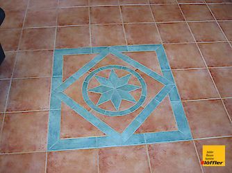 Ein gefliester Boden mit einem blauen Stern in der Mitte