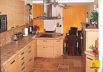 Eine Küche mit Holzschränken und einem Herd