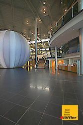 In der Mitte der Lobby eines Gebäudes befindet sich ein großer Ballon.