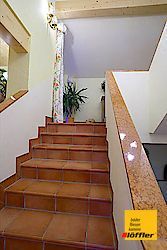 Eine Treppe, die in den zweiten Stock eines Hauses führt.