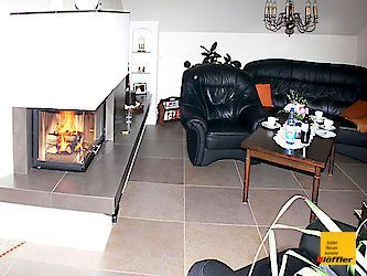 Ein Wohnzimmer mit Kamin und Couch