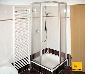 Ein Badezimmer mit Dusche und Handtuchhalter