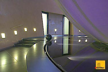 Ein Raum mit einer lila Wand und einem gelben Schild mit der Aufschrift „Twitter“