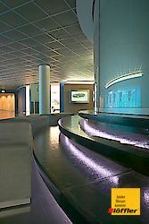 In der Mitte des Raumes befindet sich ein Springbrunnen.