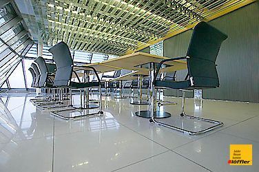 Ein Konferenzraum mit Tischen und Stühlen