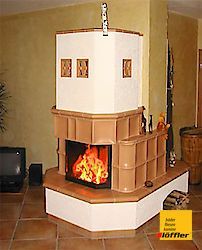 Ein Wohnzimmer mit Kamin und Fernseher.