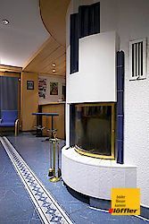 In der Mitte des Raumes befindet sich ein Kamin.