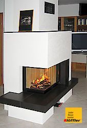 Ein Wohnzimmer mit Kamin und Fernseher.