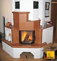 Ein Wohnzimmer mit Kamin und einer Kiste auf dem Boden.