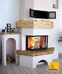 In einem Wohnzimmer steht ein Kamin mit Holzsims.