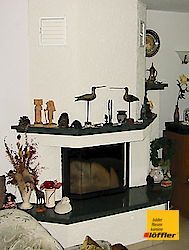 Ein Wohnzimmer mit Kamin und Couch.