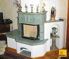 Ein Kamin mit Figuren darauf in einem Wohnzimmer