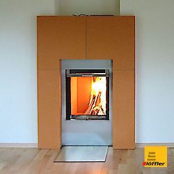 Ein Kamin in einem Raum mit einem gelben Schild mit der Aufschrift „Loffler“