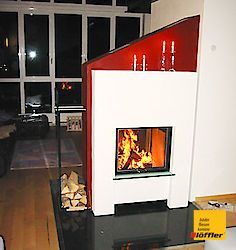 Ein Wohnzimmer mit Kamin und Kerzen darin.