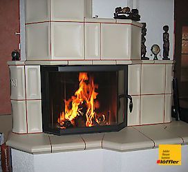 Ein Kamin mit viel Feuer darin