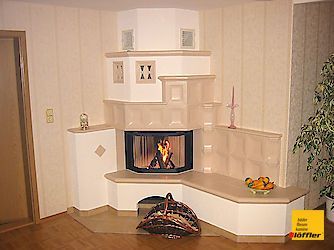 In der Ecke des Zimmers steht ein Kamin.