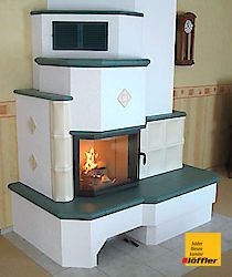 Ein Kamin mit einer Uhr an der Wand in einem Wohnzimmer.